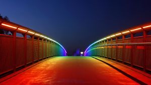 Regenbogenbrücke über die B1, Dortmund, Nordrhein-Westfalen, Deutschland (© imageBROKER/Alamy Stock Photo)(Bing Deutschland)