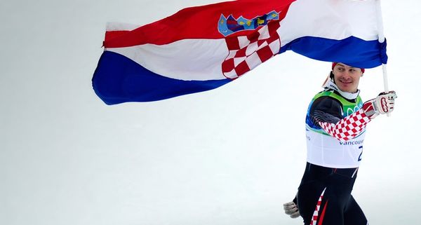 Silbermedaillengewinner Ivica Kostelic feiert mit seiner Nationalflagge nach der Blumenzeremonie des Herrenslaloms am 27. Februar bei den olympischen Winterspielen von Vancouver 2010