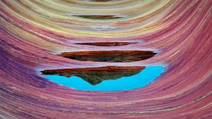 波浪谷中的砂岩层和积水，亚利桑那州朱红悬崖国家纪念碑 (© Dennis Frates/Alamy)(Bing China)