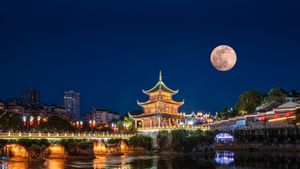 满月下的甲秀楼，中国贵州省贵阳市 (© Wang Yukun/Getty Images)(Bing China)