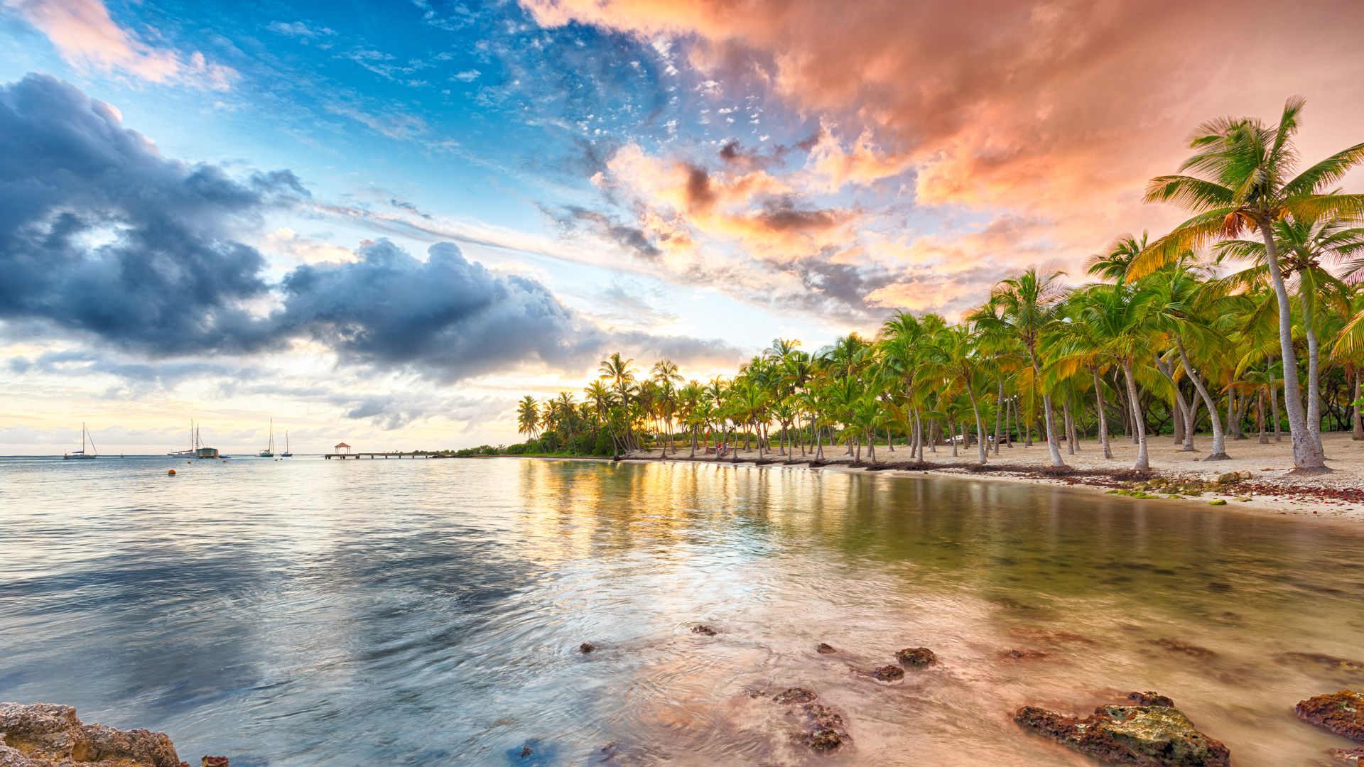 Coucher de soleil sur la plage de l'Anse Champagne à Saint-François, Guadeloupe, Caraïbes