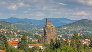 Eglise St-Michel d\' Aiguilhe, Le Puy-en-Velay, France (© JAUBERT French Collection/Alamy Stock Photo)(Bing France)