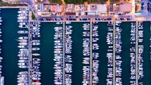 Vista aérea del puerto deportivo de lujo, Puerto Portals, Portals Nous, Mallorca, Islas Baleares, España (© Westend61/Getty Images)(Bing España)