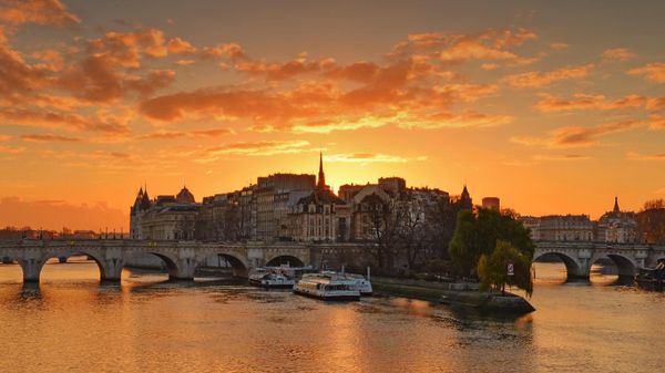 Soleil se levant derrière l’île de la Cité, Paris