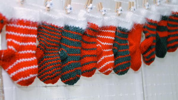 Un calendrier de l’Avent composé de petites chaussettes tricotées