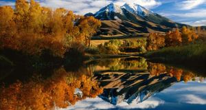 Autumn colors and Emigrant Peak, Paradise Valley, Montana (© Carol Polich/Lonely Planet) &copy; (Bing United States)