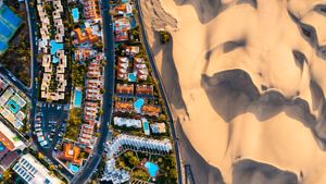 Vista aérea del paisaje urbano y las dunas de arena en Maspalomas, Gran Canaria, España (© Marco Bottigelli/Getty Images)(Bing España)