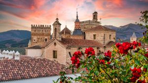 Real Monasterio de Nuestra Señora de Guadalupe, Cáceres, Extremadura, España (© Armando Oliveira/Getty Images)(Bing España)