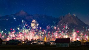 Silvesterfeuerwerk über der Stadt Garmisch-Partenkirchen mit Blick auf die Zugspitzgruppe, Bayern (© Marc Hohenleitner/Huber/eStock Photo)(Bing Deutschland)