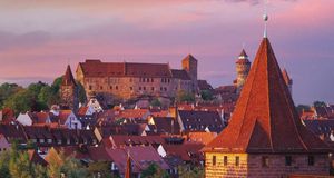 Deutschland, Bayern, Mittelfranken, Nürnberg, Altstadt mit Kaiserburg und Schleyer-Turm (©Reinhard Schmid/Huber/4Corners) &copy; (Bing Germany)