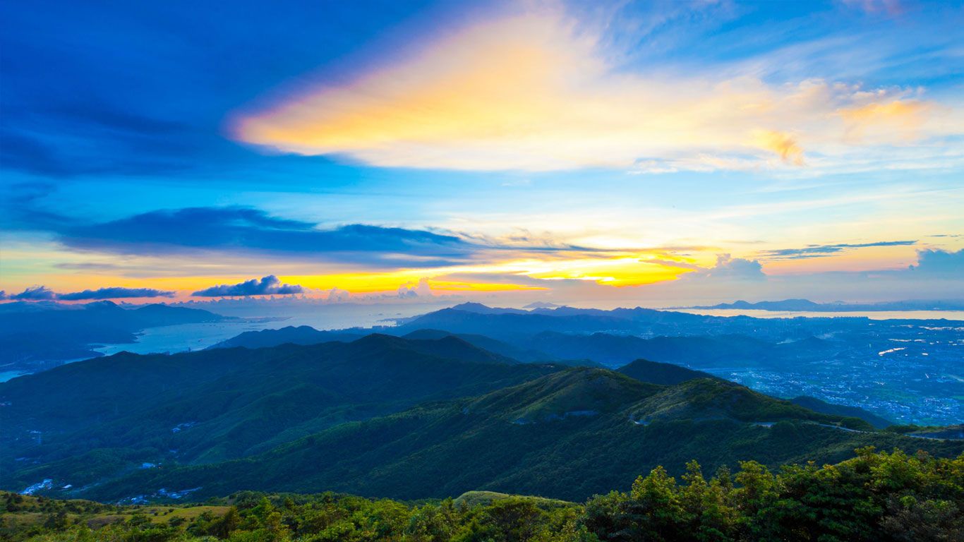 夕阳下雄伟的山川
