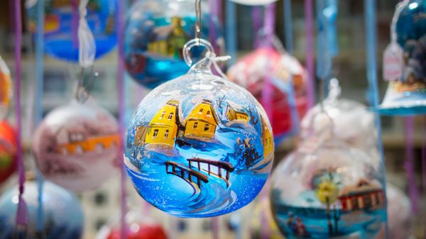 Boules de Noël en vente dans le marché de Noël de Colmar, Haut-Rhin