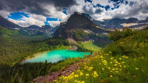 Grinnell Lake, Glacier National Park, Montana, USA (© Pung/Shutterstock)(Bing New Zealand)