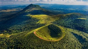 Volcan Puy du Pariou, Auvergne (© Frantisek ZVARDON/Onlyfrance.fr/Alamy Stock Photo)(Bing France)