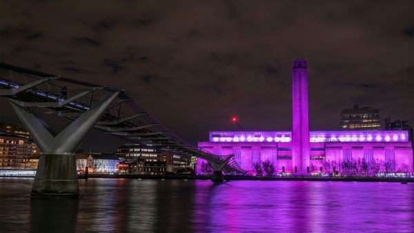 Tate Modern illuminato di viola, Londra, Inghilterra