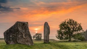 Dawn breaks over the ancient Sarsen Stones at Avebury, Wiltshire, at Summer Solstice (© Terry Mathews/Alamy Stock Photo)(Bing United Kingdom)