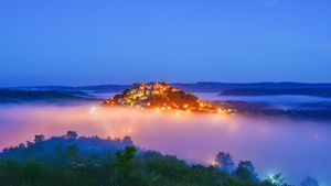 Cordes-sur-Ciel à l’aube, Occitanie, France (© Jon Davison/Alamy Stock Photo)(Bing France)
