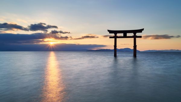 朝日と白髭神社の鳥居, 滋賀県 高島市
