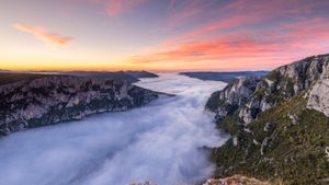 韦尔东峡谷的雾蒙蒙的早晨，普罗旺斯-阿尔卑斯-蓝色海岸大区，法国 (© Hemis/Alamy)(Bing China)