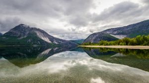 Lac Kobbvatnet à Sørfold, Norvège (© Martin Heck/Nimia)(Bing France)