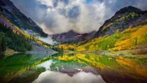 Maroon Lake and the Maroon Bells peaks, Colorado (© Inge Johnsson/Alamy)(Bing Australia)