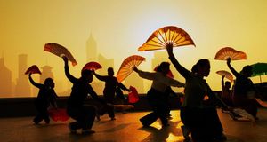 上海浦东区外滩，跳扇子舞的女子 (© Justin Guariglia/Getty Images) &copy; (Bing China)
