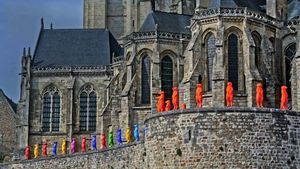 Exposition de drôles d\'animaux aux pieds de la cathédrale Saint-Julien, par le collectif « cracking art », Le Mans, France (© Michel GILE/Gamma-Rapho via Getty Images)(Bing France)