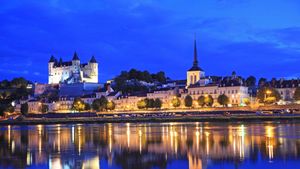 Saumur et son château au crépuscule, Vallée de la Loire (© Hiroshi Higuchi/Getty Images)(Bing France)