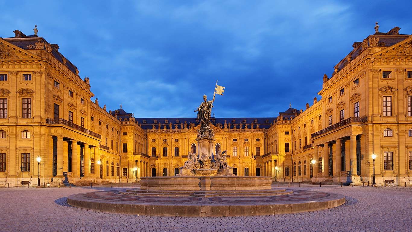 Frankoniabrunnen vor der Würzburger Residenz, Würzburg, Bayern, Deutschland