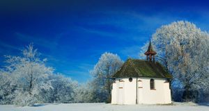 Kleine Kapelle an einem schönen Wintertag, Deutschland – Radius/Superstock &copy; (Bing Germany)