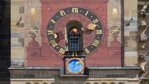 Astronomische Uhr am Kirchturm von St. Michael, Schwäbisch Hall, Baden-Württemberg (© imageBROKER/Helmut Meyer zur Capellen/Alamy Stock Photo)(Bing Deutschland)