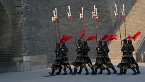 陕西西安古城墙，身穿秦装的士兵 (© Keren Su/China Span/Getty Images)(Bing China)