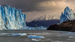 ペリト・モレノ氷河, アルゼンチン (© Juergen Schonnop/Getty Images)(Bing Japan)