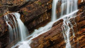 沃特顿湖国家公园内的卡梅伦瀑布，加拿大艾伯塔省 (© Anna Gorin/Getty Images)(Bing China)