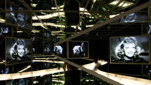 Spielfilmszenen auf Bildschirmen im Spiegelsaal der Deutschen Kinemathek am Potsdamer Platz, Berlin, Deutschland (© Eddie Gerald/Alamy Stock Photo)(Bing Deutschland)