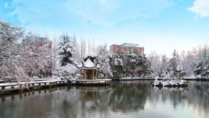 中国科学技术大学，雪后一鉴亭 (© Xiaoping Yang/USTC News Center)(Bing China)