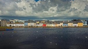 La longue promenade et le port de Galway en Irlande, à l’occasion du festival de l’huître qui se déroule dans la ville (© ClaudineVM/Getty Images)(Bing France)