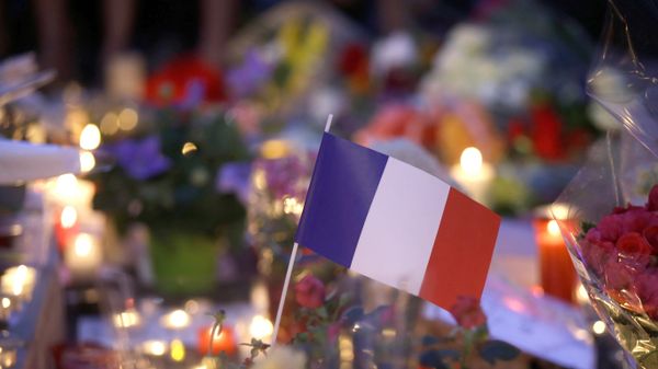 Drapeau français au milieu des fleurs et bougies d’un mémorial en hommage aux victimes de l’attentat de Nice, le 15 juillet 2016 à Nice
