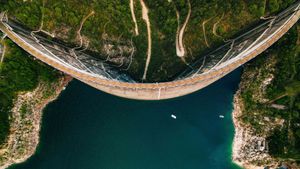 ヴァルヴェスティーノ湖のダム, イタリア ロンバルディア州 (© wmaster890/Getty Images)(Bing Japan)