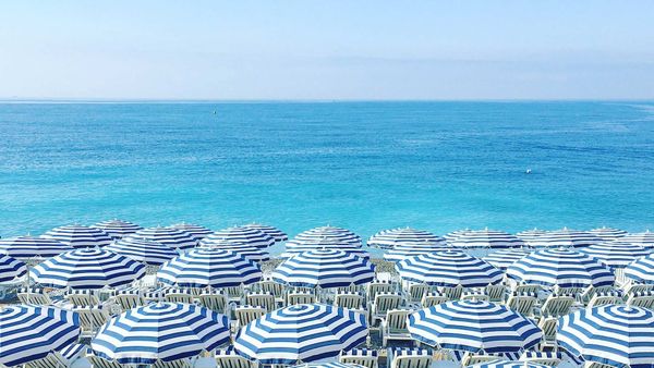 Parasols et chaises longues sur une plage, Côte d’Azur, Nice
