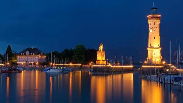 Leuchtturm und Bayerischer Löwe an der Hafeneinfahrt von Lindau, Bayern, Deutschland
