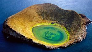 科隆群岛，圣地亚哥岛的火山口 (© Frans Lanting/Corbis)(Bing China)