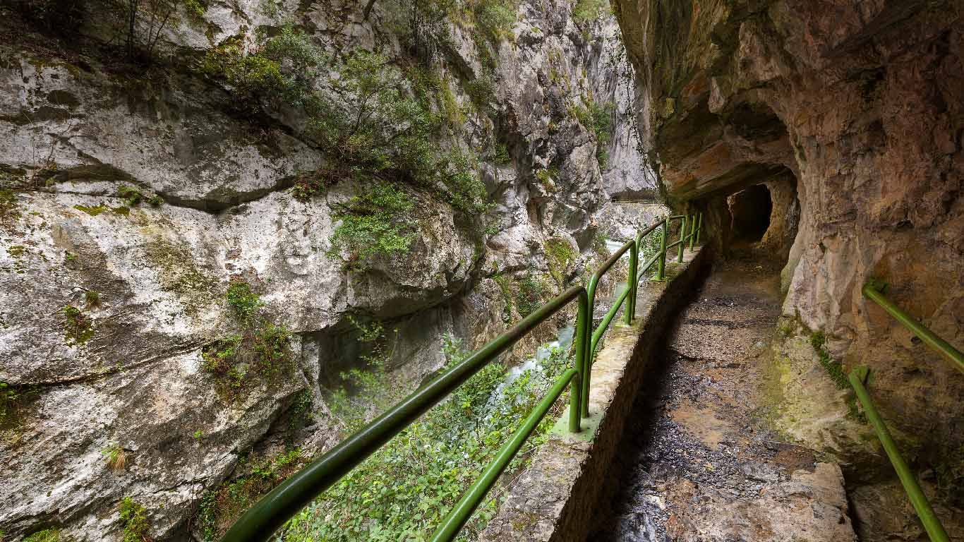 Cares Gorge (Garganta del Cares) footpath, Picos de Europa National Park, Castilla y Leon, Spain
