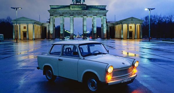 Ein Trabbi parkt vor dem Brandenburger Tor in Berlin