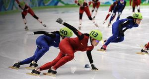 北京时间2月25日上午，在刚刚结束的短道速滑女子3000米接力赛中，短道速滑队为中国又添一金，图为比赛中韩国选手李恩星紧追中国选手张会 – Vincenzo Pinto/AFP/Getty Images &copy; (Bing China)