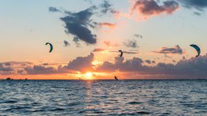 Kitesurfer bei Sonnenuntergang in Deutschland (© Jens Breuer/Getty Images)(Bing Deutschland)