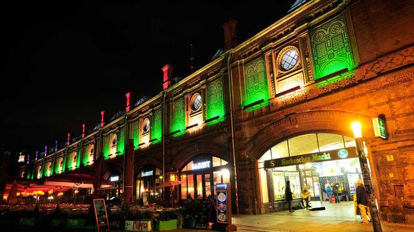 S-Bahnhof Hackescher Markt in Berlin während des Festival of Lights