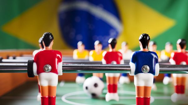 Table de baby-foot avec en arrière-plan le drapeau du Brésil