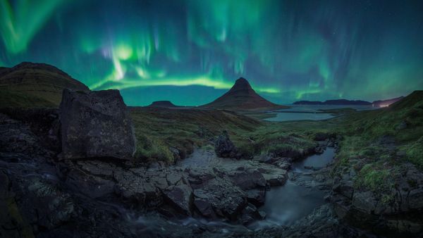 L'aurora boreale su Kirkjufell, Islanda