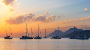 Cielo colorato al tramonto sopra barche a vela ormeggiate, Isole Eolie, Messina, Sicilia, Italia (© Paolo Graziosi/E+/Getty Images)(Bing Italia)